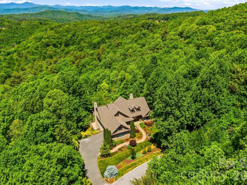 135 Crossvine Trail, Hendersonville, NC 28739.  MLS# CAR4366432, YatesRealty ID 20679. 
