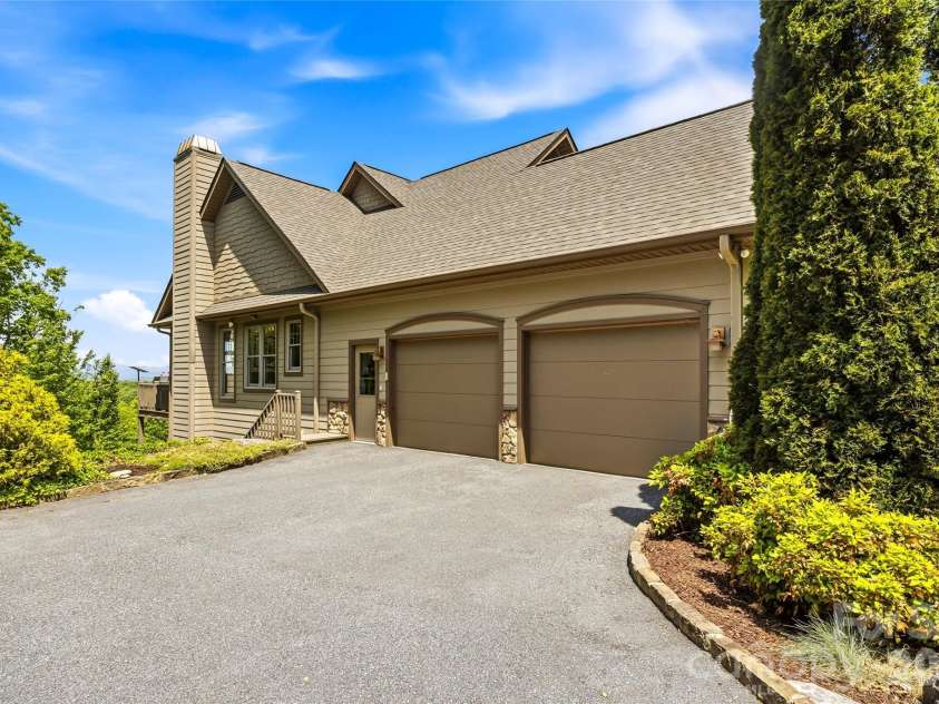 135 Crossvine Trail, Hendersonville, NC 28739.  MLS# CAR4366432, YatesRealty ID 20679. 
