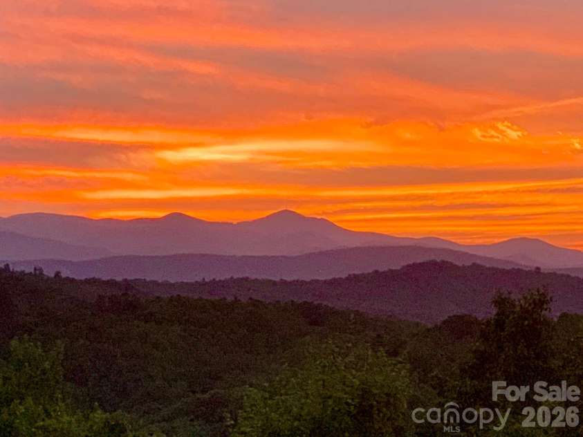135 Crossvine Trail, Hendersonville, NC 28739.  MLS# CAR4366432, YatesRealty ID 20679. 