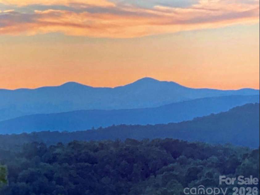 135 Crossvine Trail, Hendersonville, NC 28739.  MLS# CAR4366432, YatesRealty ID 20679. 