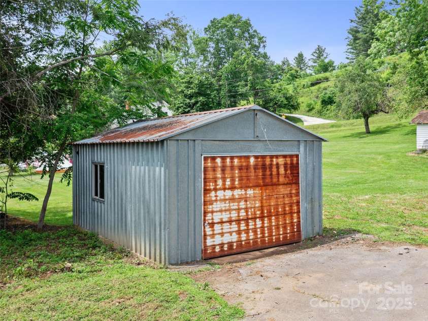 418 Mitchell Avenue, Bakersville, NC 28705.  MLS# CAR4272368, YatesRealty ID 20679. 