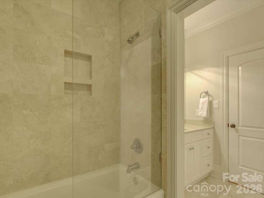 5060 Carmel Road, Charlotte, NC 28226.  MLS# CAR4363651, YatesRealty ID 20681. Full Bathroom
