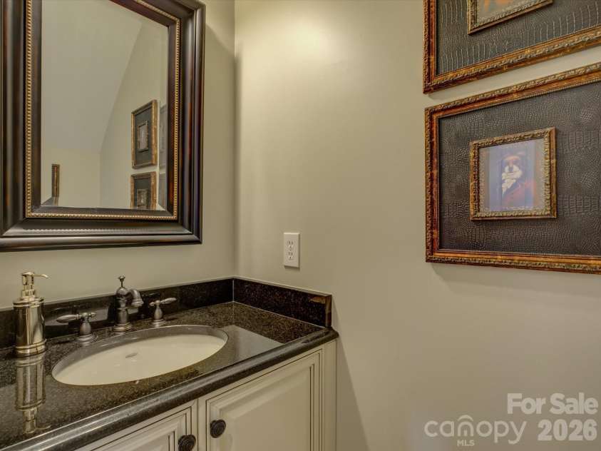 5060 Carmel Road, Charlotte, NC 28226.  MLS# CAR4363651, YatesRealty ID 20681. Half Bath