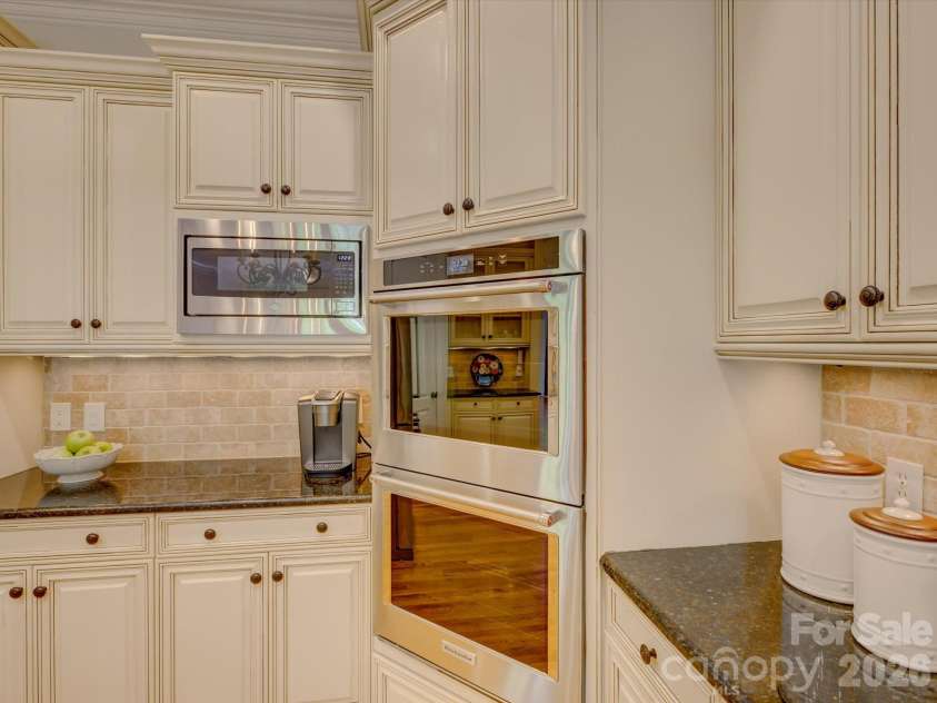 5060 Carmel Road, Charlotte, NC 28226.  MLS# CAR4363651, YatesRealty ID 20681. Kitchen