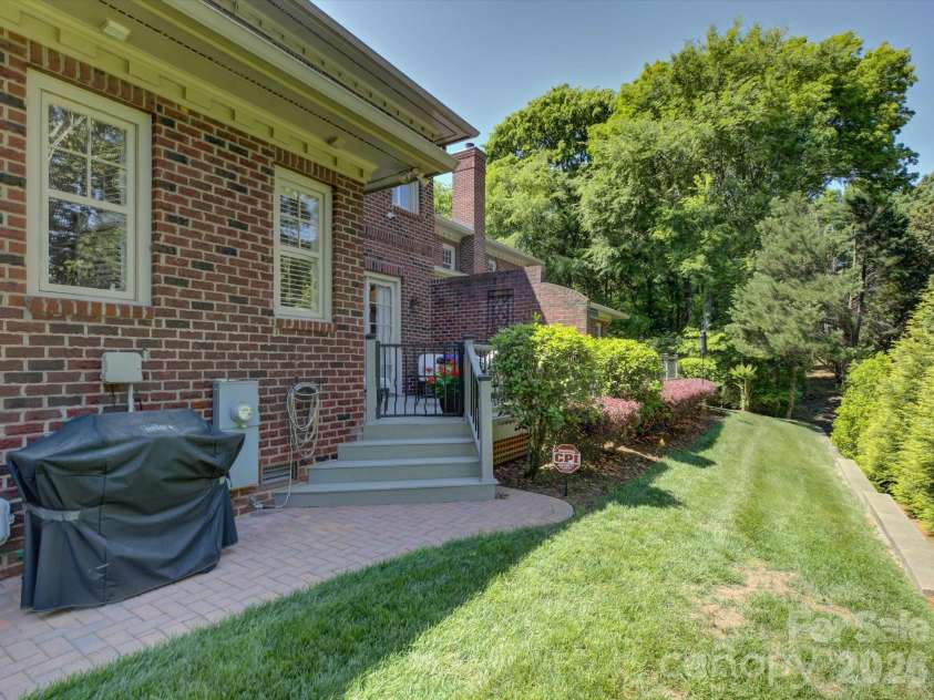 5060 Carmel Road, Charlotte, NC 28226.  MLS# CAR4363651, YatesRealty ID 20681. Side Yard/Deck