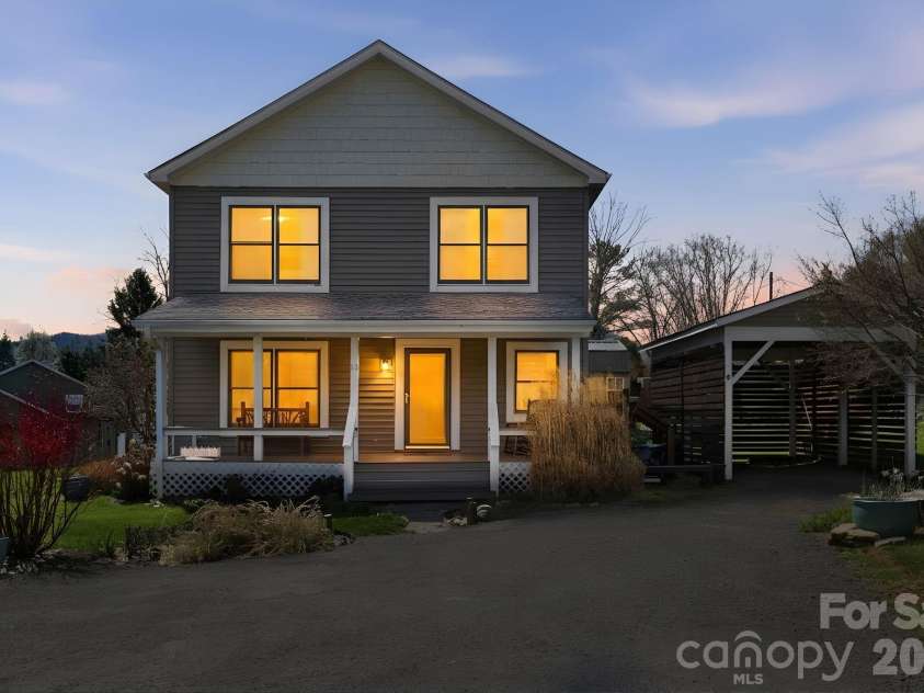 11 Carolina Corner Drive, Black Mountain, NC 28711.  MLS# CAR4359363, YatesRealty ID 20682. 