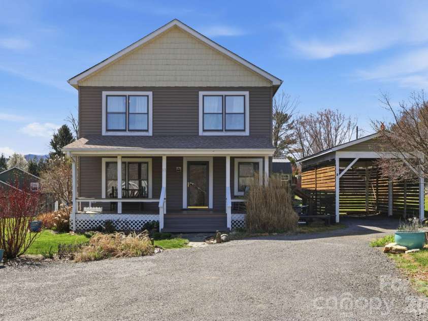 11 Carolina Corner Drive, Black Mountain, NC 28711.  MLS# CAR4359363, YatesRealty ID 20682. 