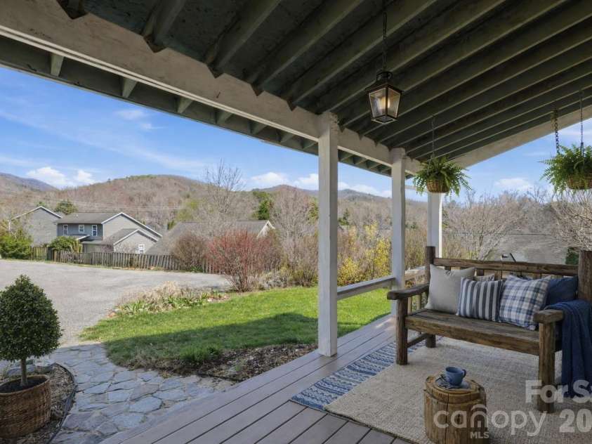 11 Carolina Corner Drive, Black Mountain, NC 28711.  MLS# CAR4359363, YatesRealty ID 20682. 