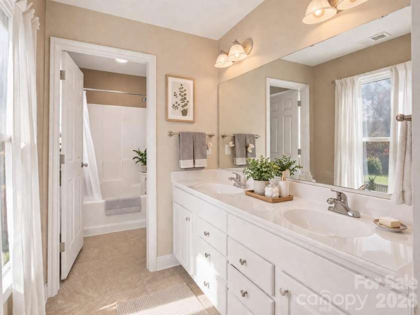 11 Carolina Corner Drive, Black Mountain, NC 28711.  MLS# CAR4359363, YatesRealty ID 20682. Primary Bath