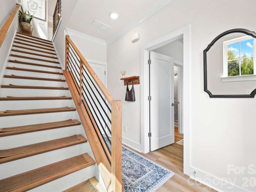 3225 Zenith Lane, Charlotte, NC 28205.  MLS# CAR4361849, YatesRealty ID 20683. Entryway
