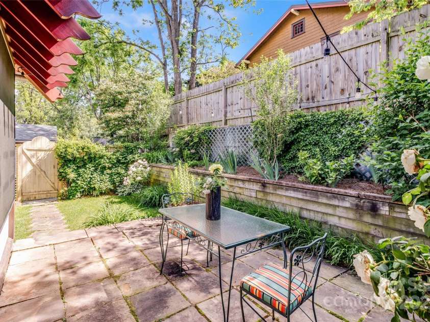 62 Elizabeth Place, Asheville, NC 28801.  MLS# CAR4254605, YatesRealty ID 20685. 