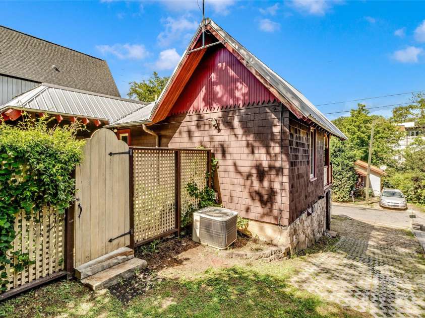 62 Elizabeth Place, Asheville, NC 28801.  MLS# CAR4254605, YatesRealty ID 20685. 