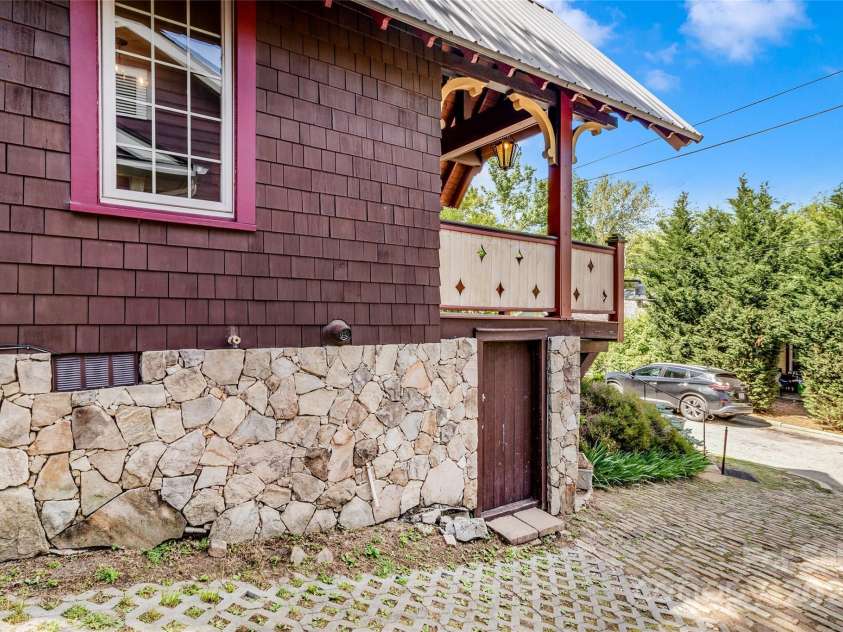 62 Elizabeth Place, Asheville, NC 28801.  MLS# CAR4254605, YatesRealty ID 20685. 