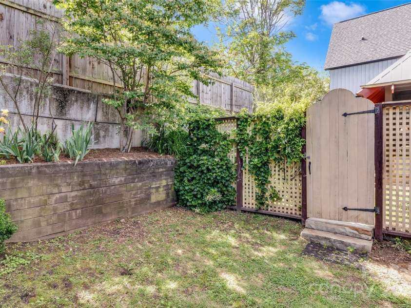 62 Elizabeth Place, Asheville, NC 28801.  MLS# CAR4254605, YatesRealty ID 20685. Easy step access to back garden