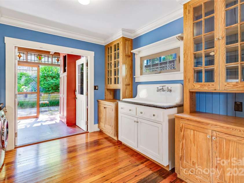 62 Elizabeth Place, Asheville, NC 28801.  MLS# CAR4254605, YatesRealty ID 20685. Open aiared kitchen opens onto the screened porch and back garden