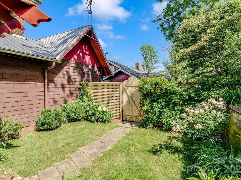 62 Elizabeth Place, Asheville, NC 28801.  MLS# CAR4254605, YatesRealty ID 20685. Private garden with jasmine, hydranges, peonies, roses, dogwood and more!