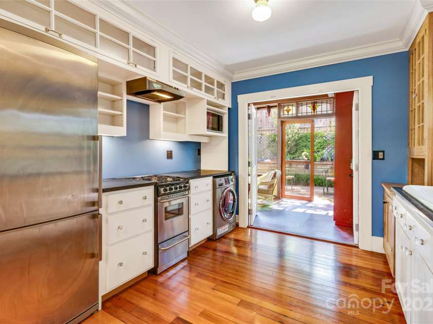 62 Elizabeth Place, Asheville, NC 28801.  MLS# CAR4254605, YatesRealty ID 20685. Spacious kitchen with soapstone counters and vintage cabinetry