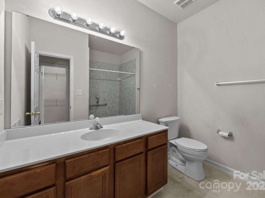 8313 Carob Tree Lane, Charlotte, NC 28215.  MLS# CAR4250541, YatesRealty ID 20686. 