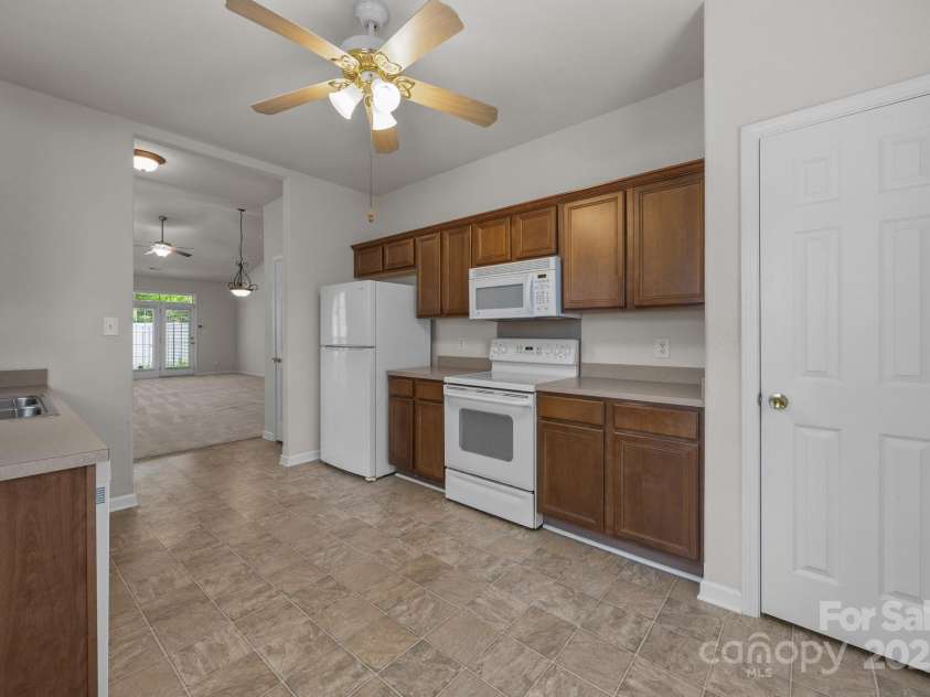 8313 Carob Tree Lane, Charlotte, NC 28215.  MLS# CAR4250541, YatesRealty ID 20686. 