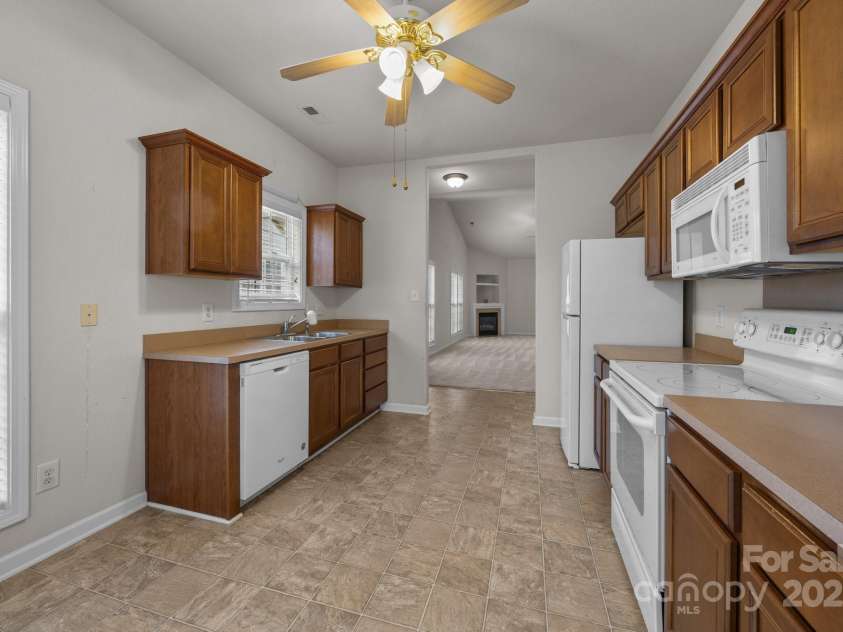 8313 Carob Tree Lane, Charlotte, NC 28215.  MLS# CAR4250541, YatesRealty ID 20686. 