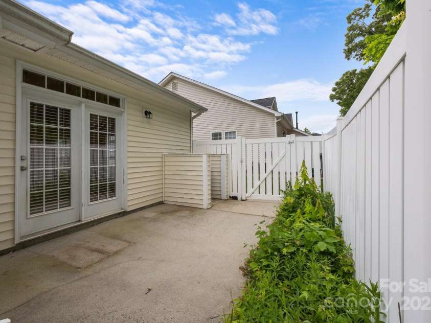 8313 Carob Tree Lane, Charlotte, NC 28215.  MLS# CAR4250541, YatesRealty ID 20686. 