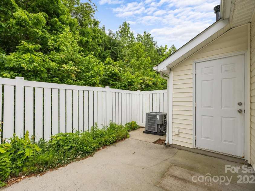 8313 Carob Tree Lane, Charlotte, NC 28215.  MLS# CAR4250541, YatesRealty ID 20686. 