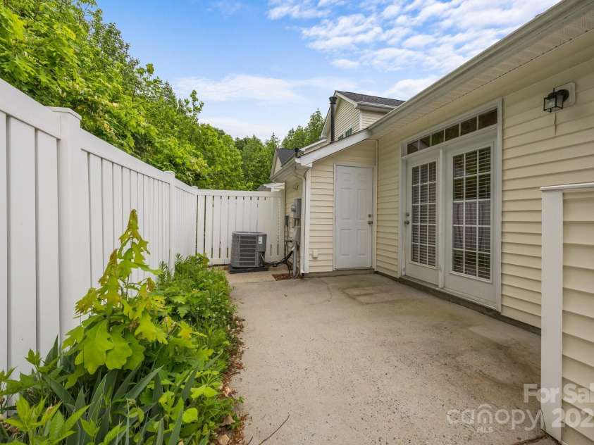 8313 Carob Tree Lane, Charlotte, NC 28215.  MLS# CAR4250541, YatesRealty ID 20686. 