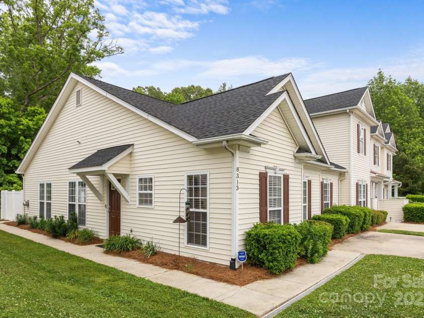 8313 Carob Tree Lane, Charlotte, NC 28215.  MLS# CAR4250541, YatesRealty ID 20686. 