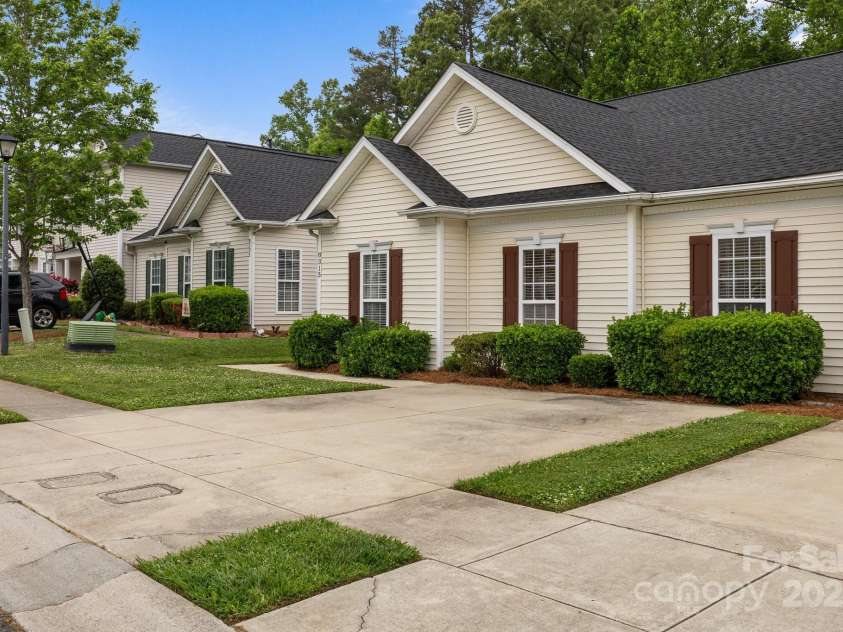 8313 Carob Tree Lane, Charlotte, NC 28215.  MLS# CAR4250541, YatesRealty ID 20686. 
