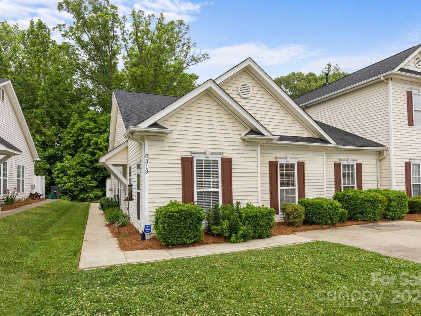 8313 Carob Tree Lane, Charlotte, NC 28215.  MLS# CAR4250541, YatesRealty ID 20686. 