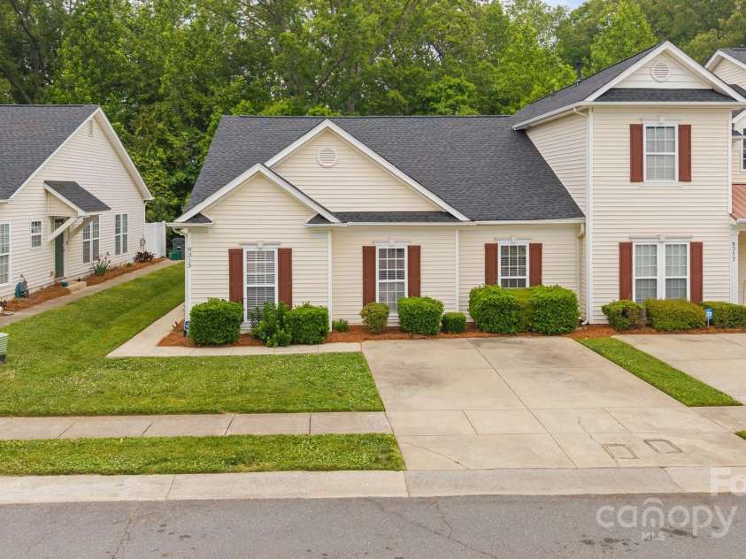 8313 Carob Tree Lane, Charlotte, NC 28215.  MLS# CAR4250541, YatesRealty ID 20686. 