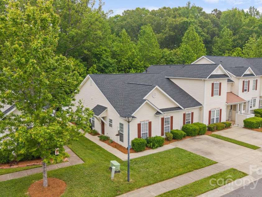 8313 Carob Tree Lane, Charlotte, NC 28215.  MLS# CAR4250541, YatesRealty ID 20686. 