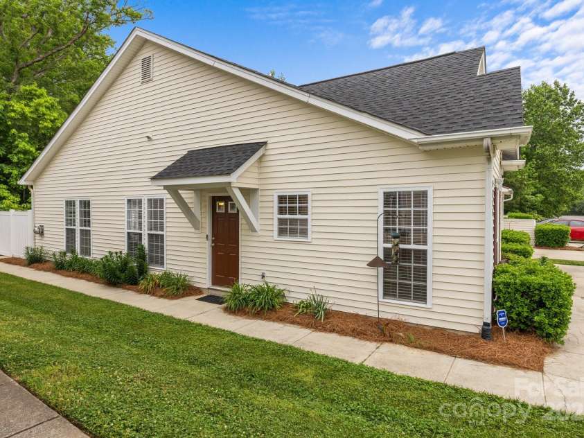 8313 Carob Tree Lane, Charlotte, NC 28215.  MLS# CAR4250541, YatesRealty ID 20686. 