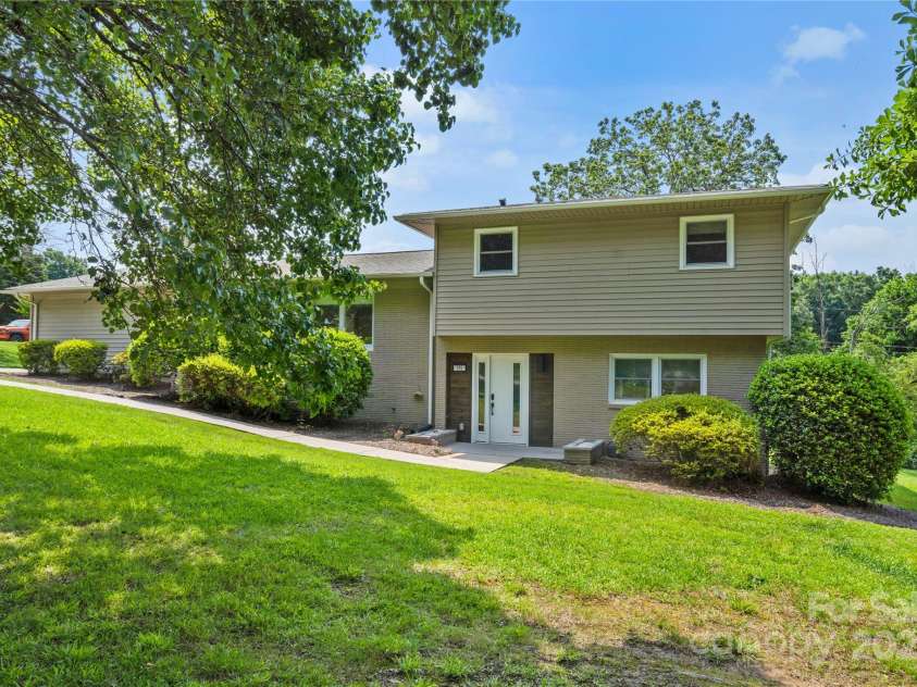 245 Enwood Drive, Charlotte, NC 28214.  MLS# CAR4266131, YatesRealty ID 20687. 