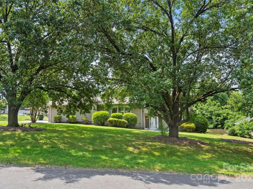 245 Enwood Drive, Charlotte, NC 28214.  MLS# CAR4266131, YatesRealty ID 20687. 