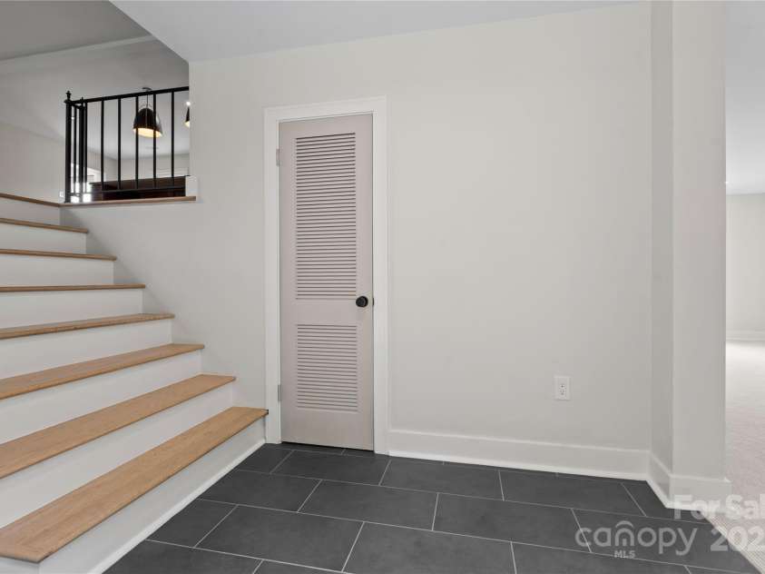 245 Enwood Drive, Charlotte, NC 28214.  MLS# CAR4266131, YatesRealty ID 20687. Front foyer