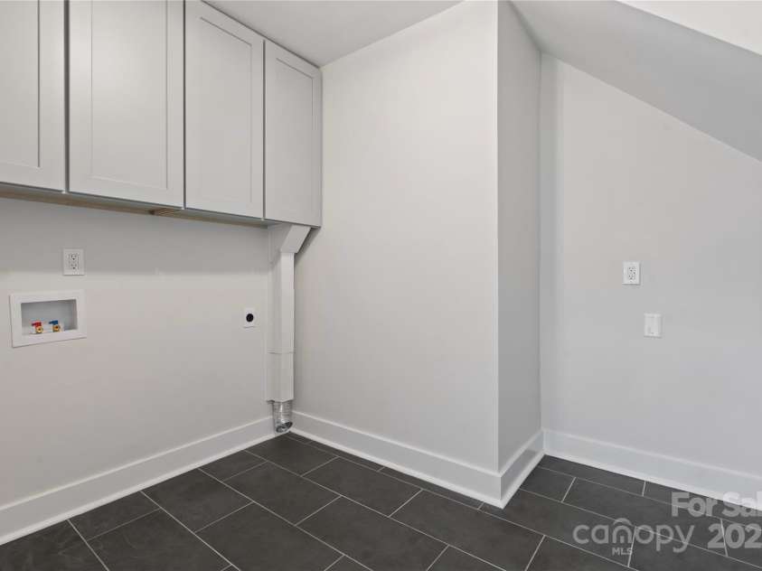 245 Enwood Drive, Charlotte, NC 28214.  MLS# CAR4266131, YatesRealty ID 20687. Laundry