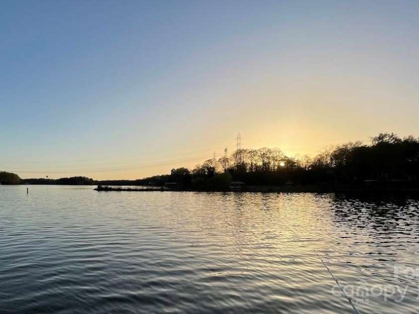 245 Enwood Drive, Charlotte, NC 28214.  MLS# CAR4266131, YatesRealty ID 20687. Mt Isle Lake