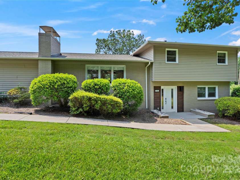 245 Enwood Drive, Charlotte, NC 28214.  MLS# CAR4266131, YatesRealty ID 20687. WELCOME to Enwood Estate!