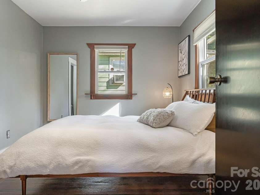 144 Clingman Avenue, Asheville, NC 28801.  MLS# CAR4371332, YatesRealty ID 20688. 
