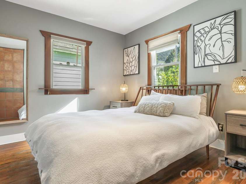 144 Clingman Avenue, Asheville, NC 28801.  MLS# CAR4371332, YatesRealty ID 20688. 