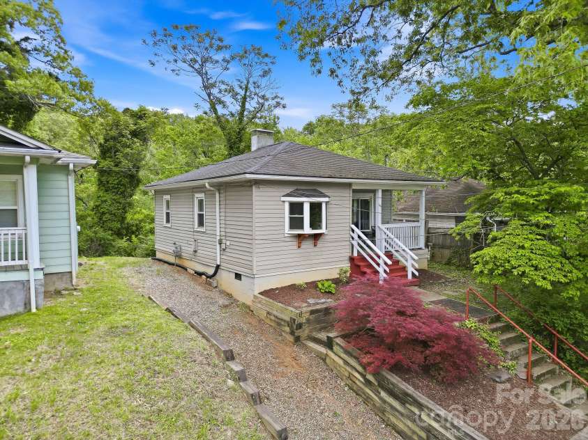 144 Clingman Avenue, Asheville, NC 28801.  MLS# CAR4371332, YatesRealty ID 20688. 