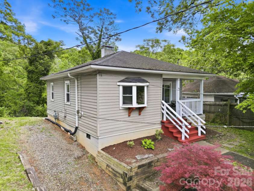 144 Clingman Avenue, Asheville, NC 28801.  MLS# CAR4371332, YatesRealty ID 20688. 