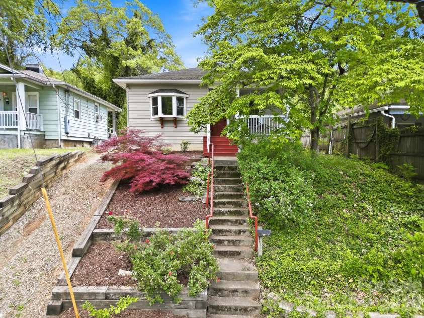 144 Clingman Avenue, Asheville, NC 28801.  MLS# CAR4371332, YatesRealty ID 20688. 