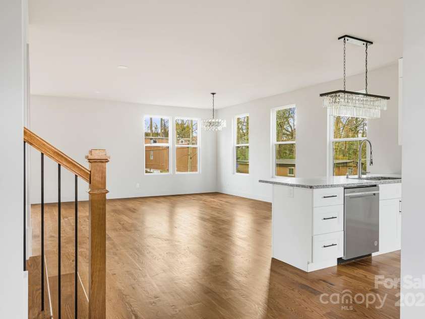 61 Bellevue Road, Asheville, NC 28803.  MLS# CAR4203154, YatesRealty ID 2069. 