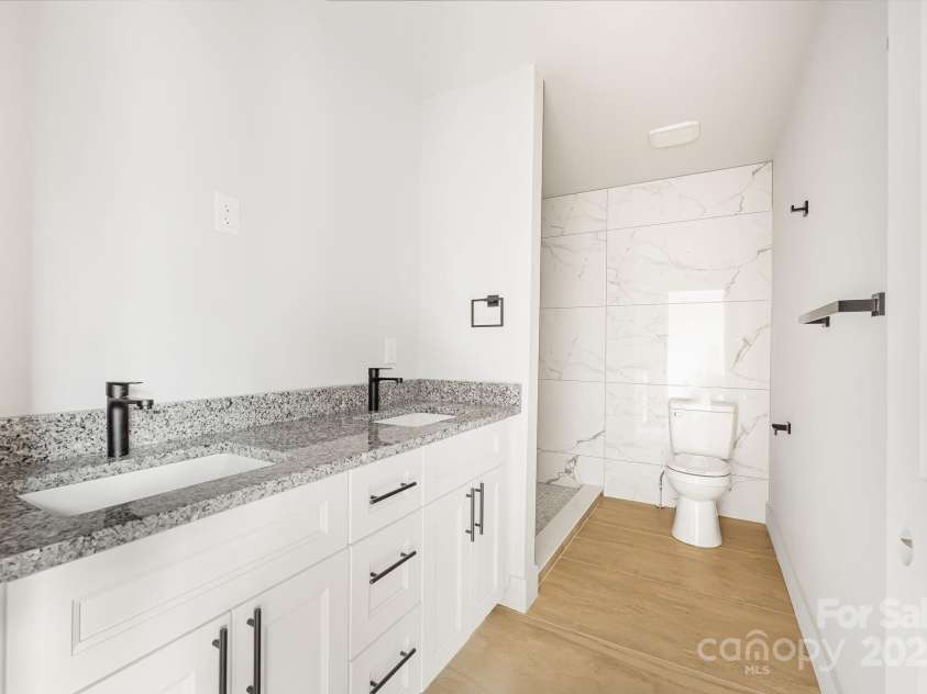61 Bellevue Road, Asheville, NC 28803.  MLS# CAR4203154, YatesRealty ID 2069. Primary Bathroom