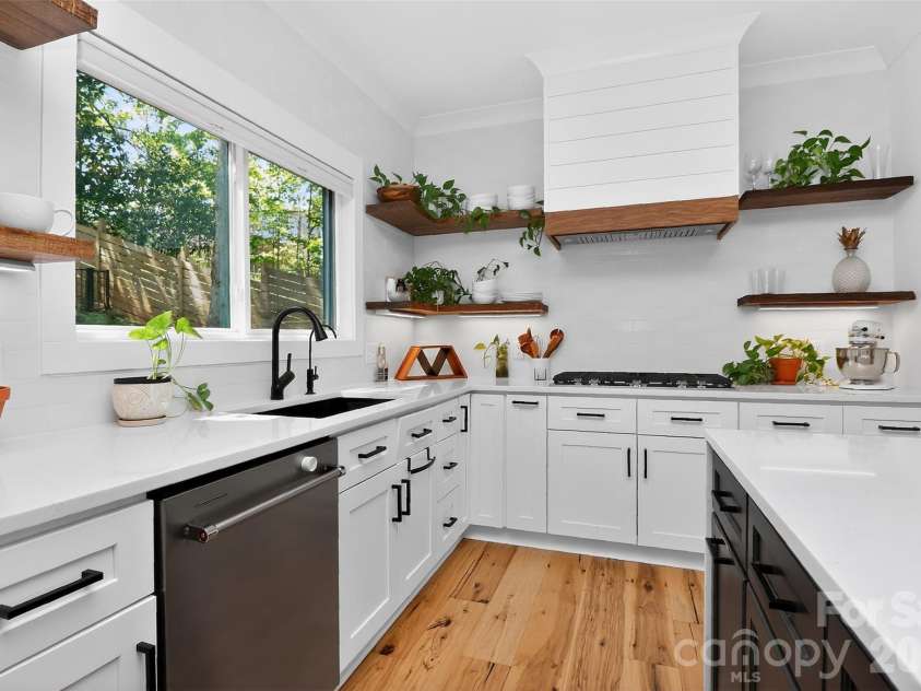 5026 Buckingham Drive, Charlotte, NC 28209.  MLS# CAR4376600, YatesRealty ID 20692. 