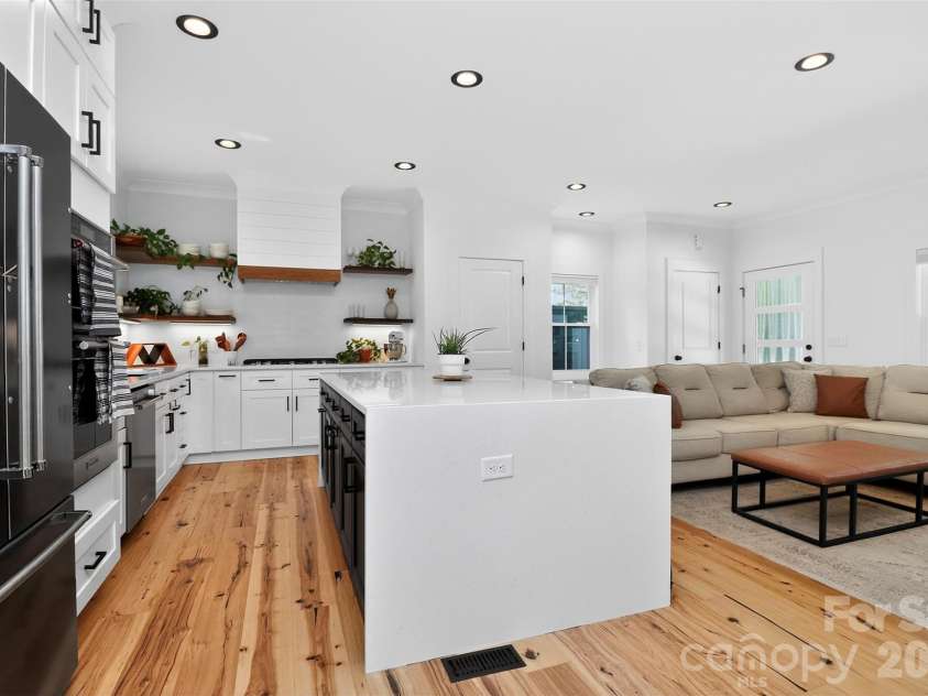5026 Buckingham Drive, Charlotte, NC 28209.  MLS# CAR4376600, YatesRealty ID 20692. 