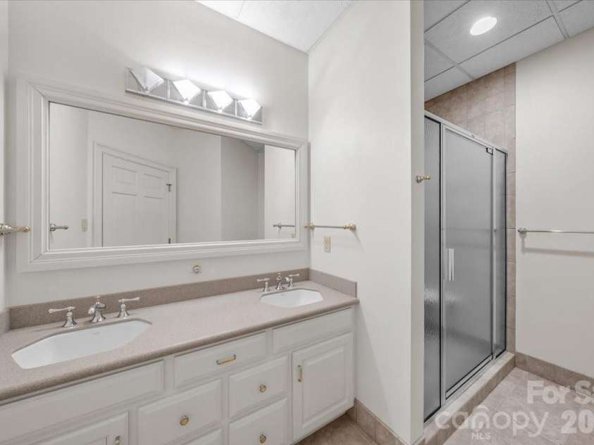 1043 Rolling Green Drive, Newton, NC 28658.  MLS# CAR4355758, YatesRealty ID 20693. Basement Full Bath