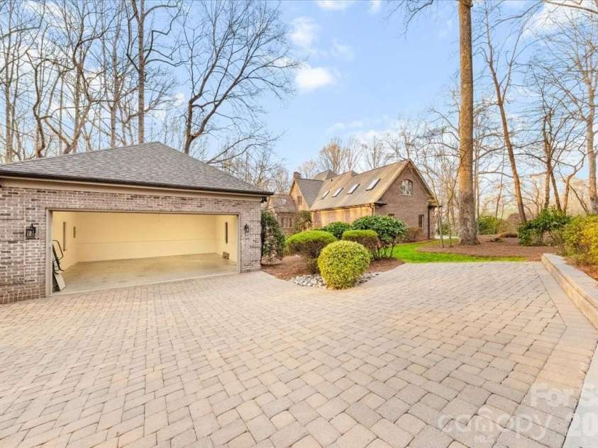 1043 Rolling Green Drive, Newton, NC 28658.  MLS# CAR4355758, YatesRealty ID 20693. Detached 2 Car Garage